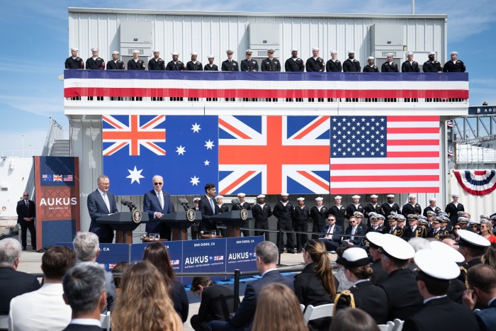 El primer ministro de Australia, Anthony Albanese, el presidente de Estados Unidos, Joe Biden, y el entonces líder del Reino Unido, Rishi Sunak, presentan el pacto Aukus en la base naval de San Diego en Estados Unidos en marzo de 2023