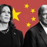 Un montaje de Kamala Harris y Donald Trump con la bandera china de fondo