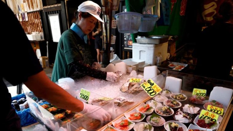 Japón dice que la economía está en recuperación moderada, pero es cauteloso sobre los riesgos