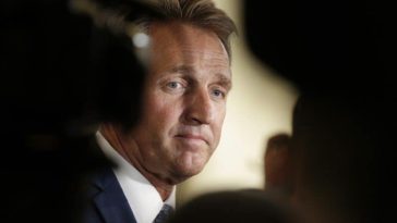 Jeff Flake respalda a Kamala Harris y alienta a otros republicanos a anteponer el país al partido