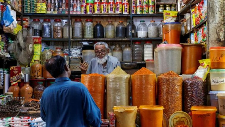 La inflación anual en Pakistán se desacelera al 9,6%, la primera de un solo dígito en casi tres años