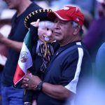 Un partidario del presidente López Obrador sostiene un muñeco que representa al presidente mexicano vestido de mariachi.