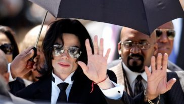 Michael Jackson saluda tras ser absuelto en un caso de 2005