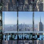 Los asistentes se reflejan en los espejos durante la gran inauguración de la plataforma de observación One Vanderbilt en Nueva York en octubre de 2021.