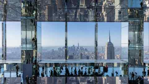 Los asistentes se reflejan en los espejos durante la gran inauguración de la plataforma de observación One Vanderbilt en Nueva York en octubre de 2021.