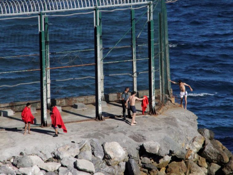 Marruecos bloquea intento de migración masiva al enclave español de Ceuta