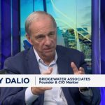 Ray Dalio dice que Estados Unidos necesita un líder fuerte de clase media y una