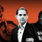 Robby Starbuck y Jochen Zeitz aparecen en la foto delante de una motocicleta Harley-Davidson sobre un fondo naranja. Starbuck está a la izquierda, con un traje, y Zeitz está a la derecha, con una sudadera Harley-Davidson.