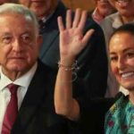 Claudia Sheinbaum saluda junto al presidente de México, Andrés Manuel López Obrador.