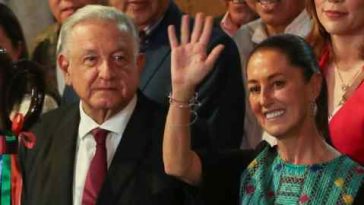 Claudia Sheinbaum saluda junto al presidente de México, Andrés Manuel López Obrador.