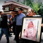 Familiares del periodista mexicano asesinado Alejandro Martínez Noguez asisten a su funeral y homenaje en Celaya, estado de Guanajuato, México, el 7 de agosto de 2024