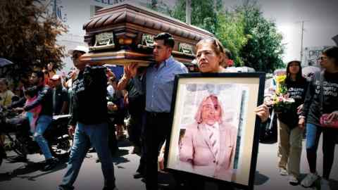 Familiares del periodista mexicano asesinado Alejandro Martínez Noguez asisten a su funeral y homenaje en Celaya, estado de Guanajuato, México, el 7 de agosto de 2024