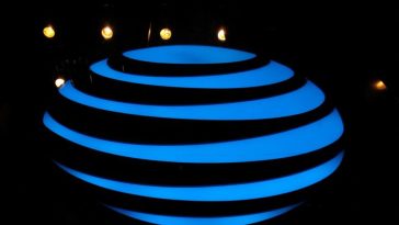 AT&T anuncia acuerdo de fibra por mil millones de dólares con Corning