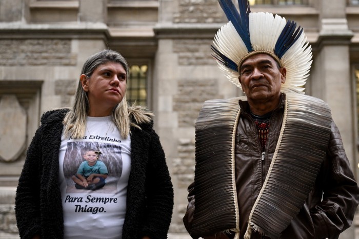 Cacique Bayara y Gelvana Rodrigues afuera del Tribunal Superior de Londres