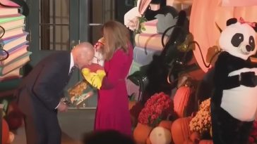 Biden muerde al bebé