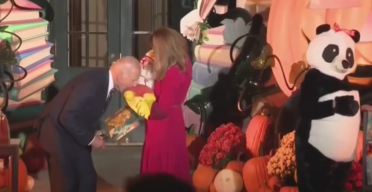 Biden muerde al bebé