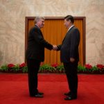 Presidente de China, Xi Jinping, saluda en el Gran Palacio del Pueblo al primer vicepresidente del Consejo de Estado de Cuba, Miguel Díaz-Canel