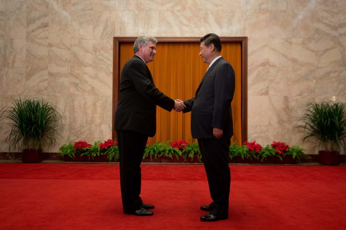 Presidente de China, Xi Jinping, saluda en el Gran Palacio del Pueblo al primer vicepresidente del Consejo de Estado de Cuba, Miguel Díaz-Canel