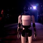 Comentario: Los robots con apariencia humana de Elon Musk están llegando, pero no esperes que hagan tus tareas