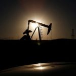 El petróleo cae después de alcanzar su nivel más alto en más de un mes por el riesgo de guerra en Medio Oriente