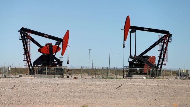 El petróleo sube por el conflicto en Oriente Medio, pero las perspectivas de oferta limitan las ganancias