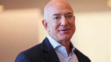 El propietario del Washington Post, Jeff Bezos, defiende la falta de respaldo