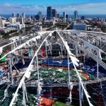 El techo dañado del estadio Tropicana Field después del huracán Milton en el centro de San Petersburgo, Florida