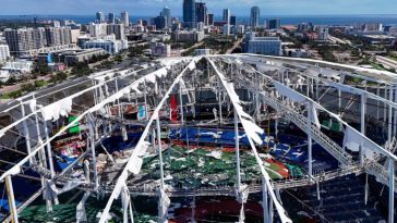 El techo dañado del estadio Tropicana Field después del huracán Milton en el centro de San Petersburgo, Florida