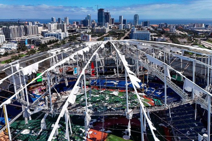 El techo dañado del estadio Tropicana Field después del huracán Milton en el centro de San Petersburgo, Florida