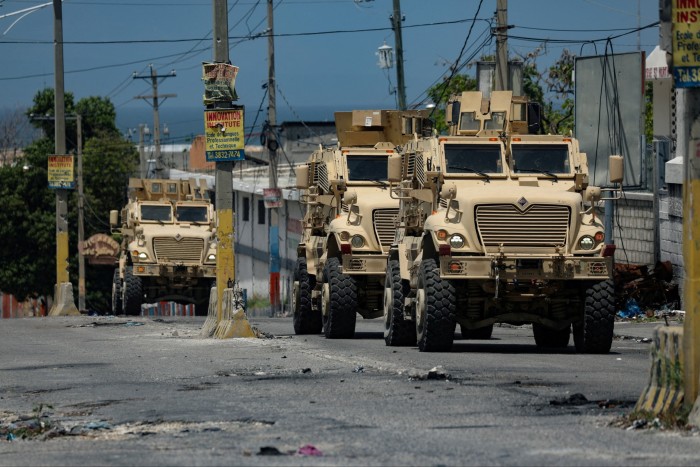 La policía de Kenia patrulla un barrio de Puerto Príncipe en septiembre