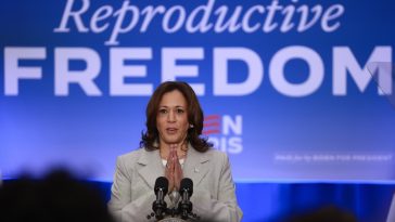 Harris ataca a Trump sobre el aborto en el podcast 'Call Her Daddy'