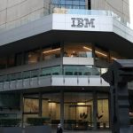 IBM no cumple con las estimaciones de ingresos del tercer trimestre a medida que la consultoría se retrasa; las acciones caen