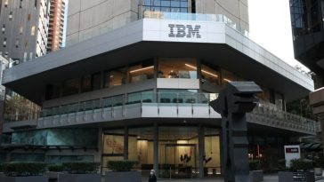 IBM no cumple con las estimaciones de ingresos del tercer trimestre a medida que la consultoría se retrasa; las acciones caen