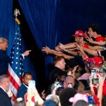 El ex presidente de Estados Unidos y candidato presidencial republicano Donald Trump hace gestos a sus seguidores mientras sale del escenario al final de un mitin de campaña en Mullet Arena en Tempe, Arizona.