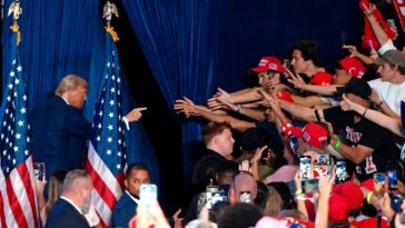 El ex presidente de Estados Unidos y candidato presidencial republicano Donald Trump hace gestos a sus seguidores mientras sale del escenario al final de un mitin de campaña en Mullet Arena en Tempe, Arizona.