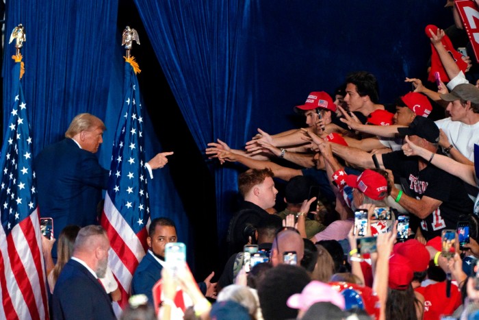 El ex presidente de Estados Unidos y candidato presidencial republicano Donald Trump hace gestos a sus seguidores mientras sale del escenario al final de un mitin de campaña en Mullet Arena en Tempe, Arizona.