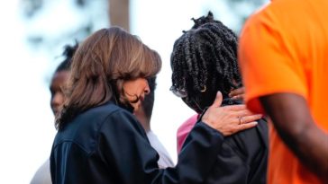 Kamala Harris consuela a la gente mientras visita una zona afectada por el huracán Helene en Augusta, Georgia