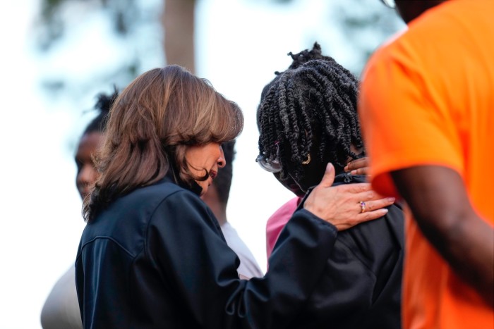 Kamala Harris consuela a la gente mientras visita una zona afectada por el huracán Helene en Augusta, Georgia