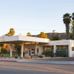 Estudio de yoga Light And Space en una antigua gasolinera en Ojai, California