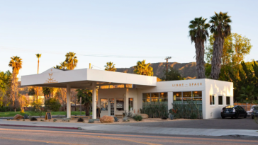 Estudio de yoga Light And Space en una antigua gasolinera en Ojai, California