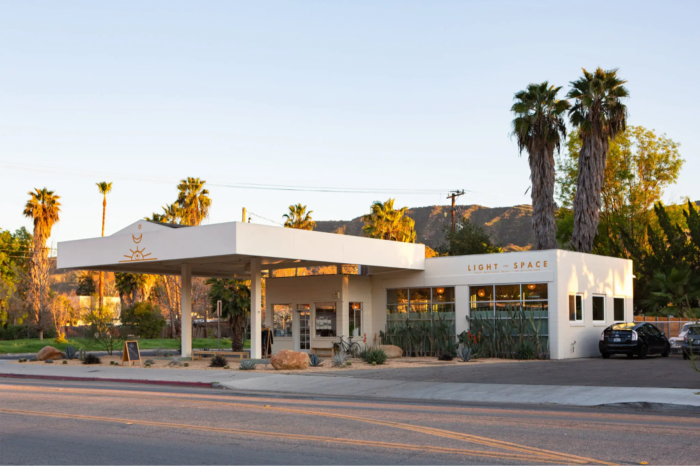 Estudio de yoga Light And Space en una antigua gasolinera en Ojai, California