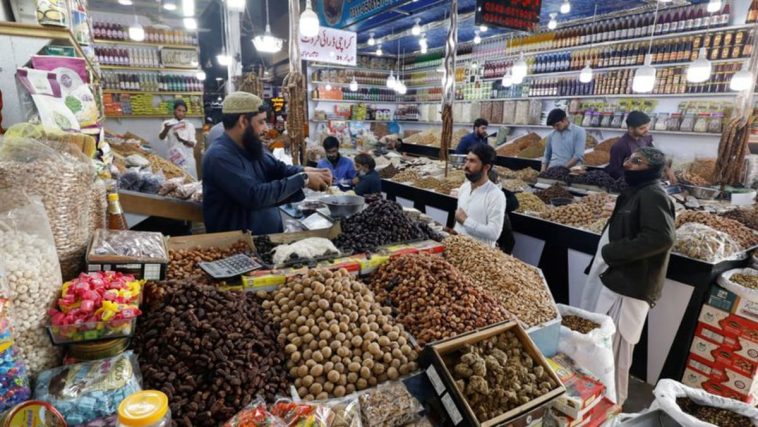 La inflación anual de los precios al consumidor de Pakistán se desacelera al 6,9% en septiembre