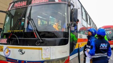 La parálisis del transporte público en Perú: los conductores de autobuses de Lima exigen más protección contra la extorsión