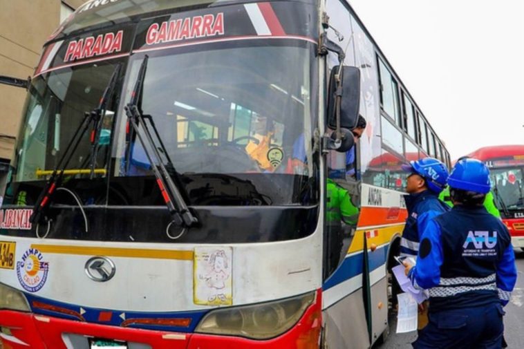 La parálisis del transporte público en Perú: los conductores de autobuses de Lima exigen más protección contra la extorsión