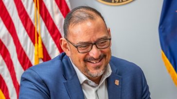 El secretario de Estado de Arizona, Adrián Fontes, en su oficina en Phoenix.