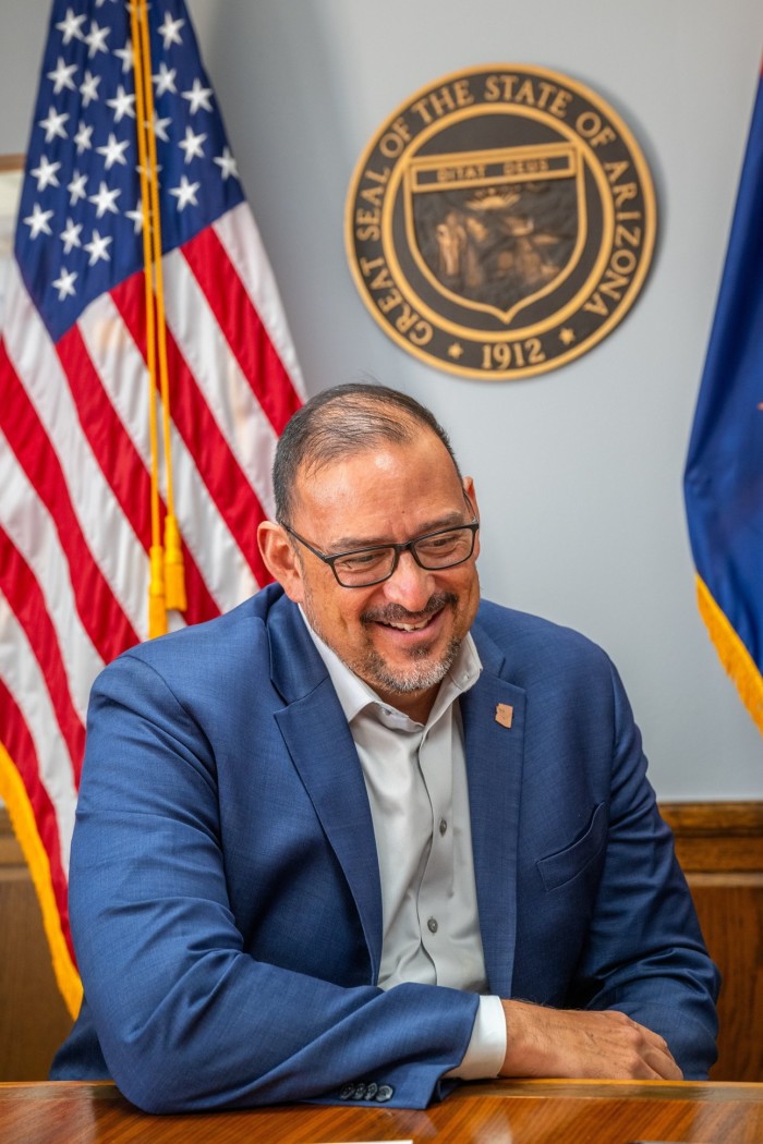 El secretario de Estado de Arizona, Adrián Fontes, en su oficina en Phoenix.