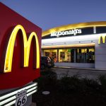 Las acciones de McDonald's caen después de que los CDC dijeran que el brote de E. coli está relacionado con los Quarter Pounders