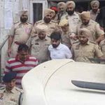 Lawrence Bishnoi, con camisa blanca, en medio de una fuerte seguridad policial mientras salía del complejo judicial de Amritsar el 31 de octubre de 2022 en Amritsar, India.