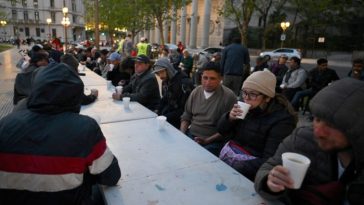 La organización Red Solidaria en la Plaza de Mayo frente al palacio presidencial Casa Rosada en Buenos Aires