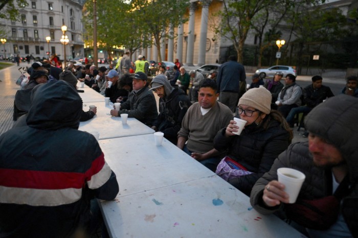 La organización Red Solidaria en la Plaza de Mayo frente al palacio presidencial Casa Rosada en Buenos Aires